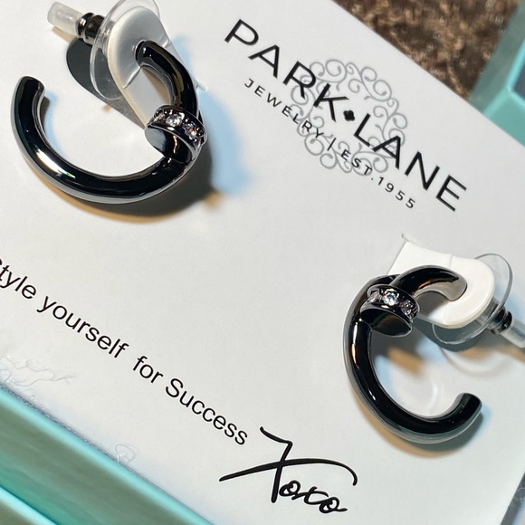 NWT 💥 DESIGNER INSPIRED CREST NAIL SMALL HOOPS HEMATITE WITH CRYSTALS EARRINGS - Picture 5 of 10